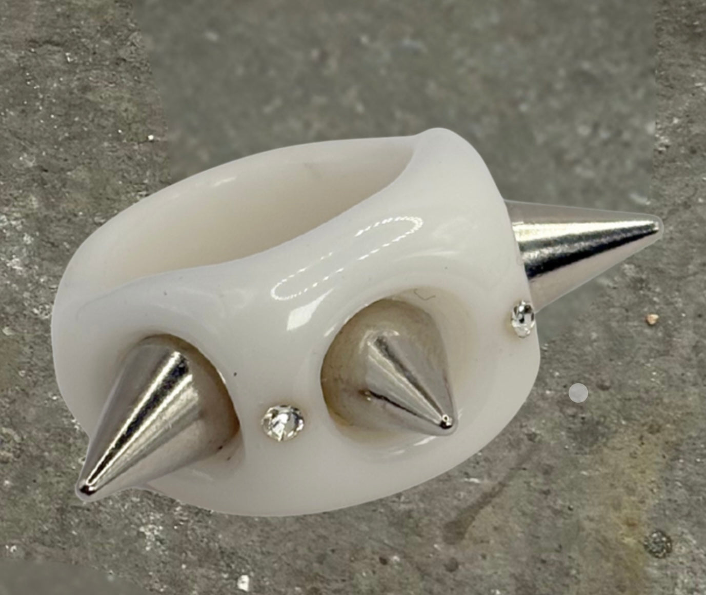Spiky White – resin ring | Frankie Playground