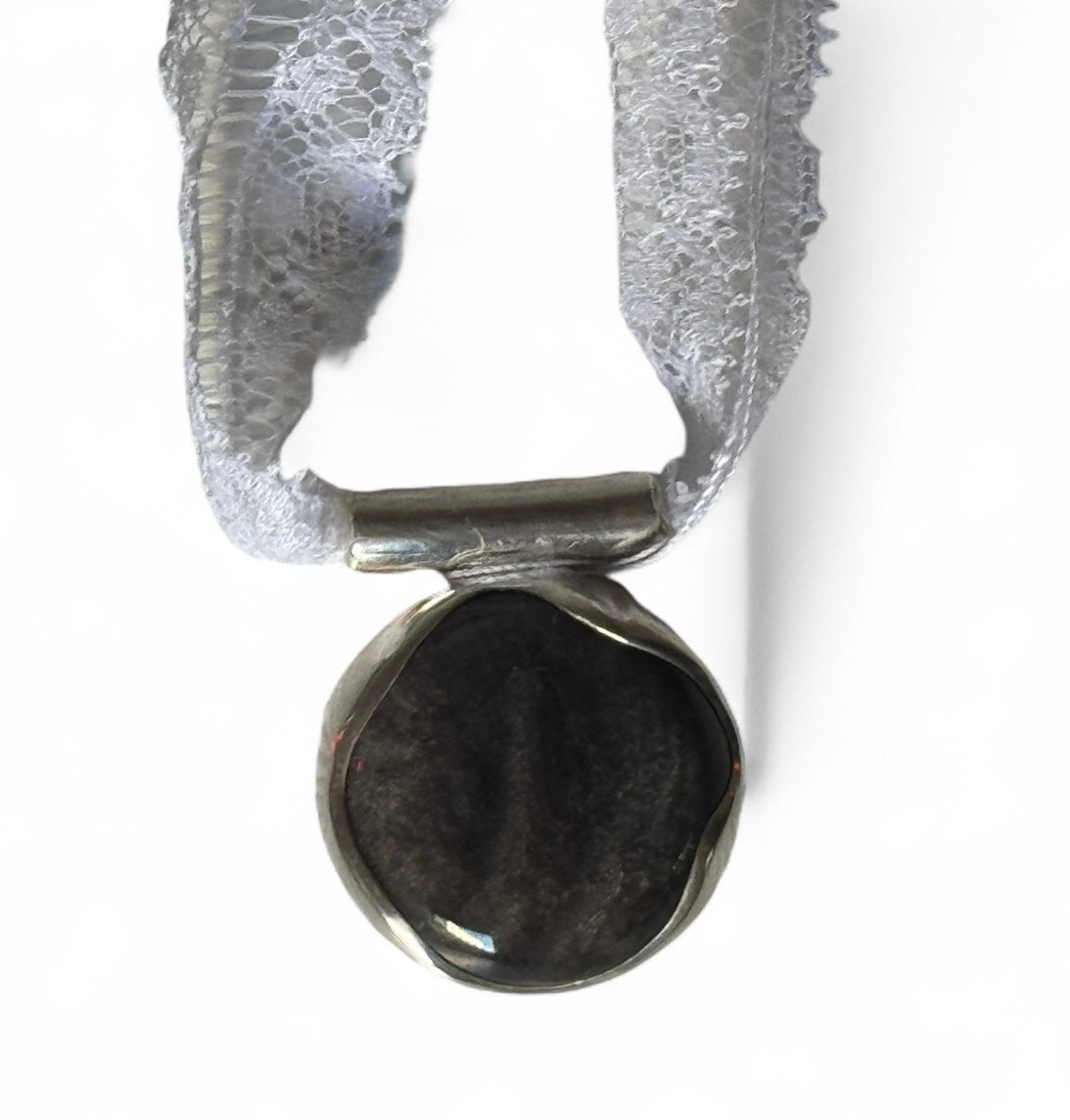 Margot Hauser : collier dentelle blanche